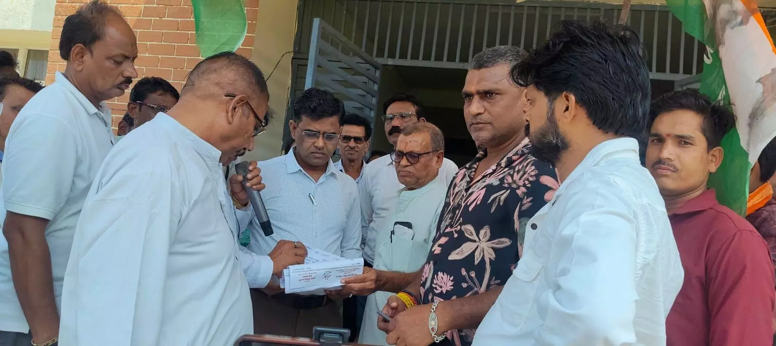 अवैध शराब बिक्री पर रोक लगाने कांग्रेस ने एसडीएम को सौंपा ज्ञापन अवैध शराब बिक्री पर रोक लगाने कांग्रेस ने एसडीएम को सौंपा ज्ञापन