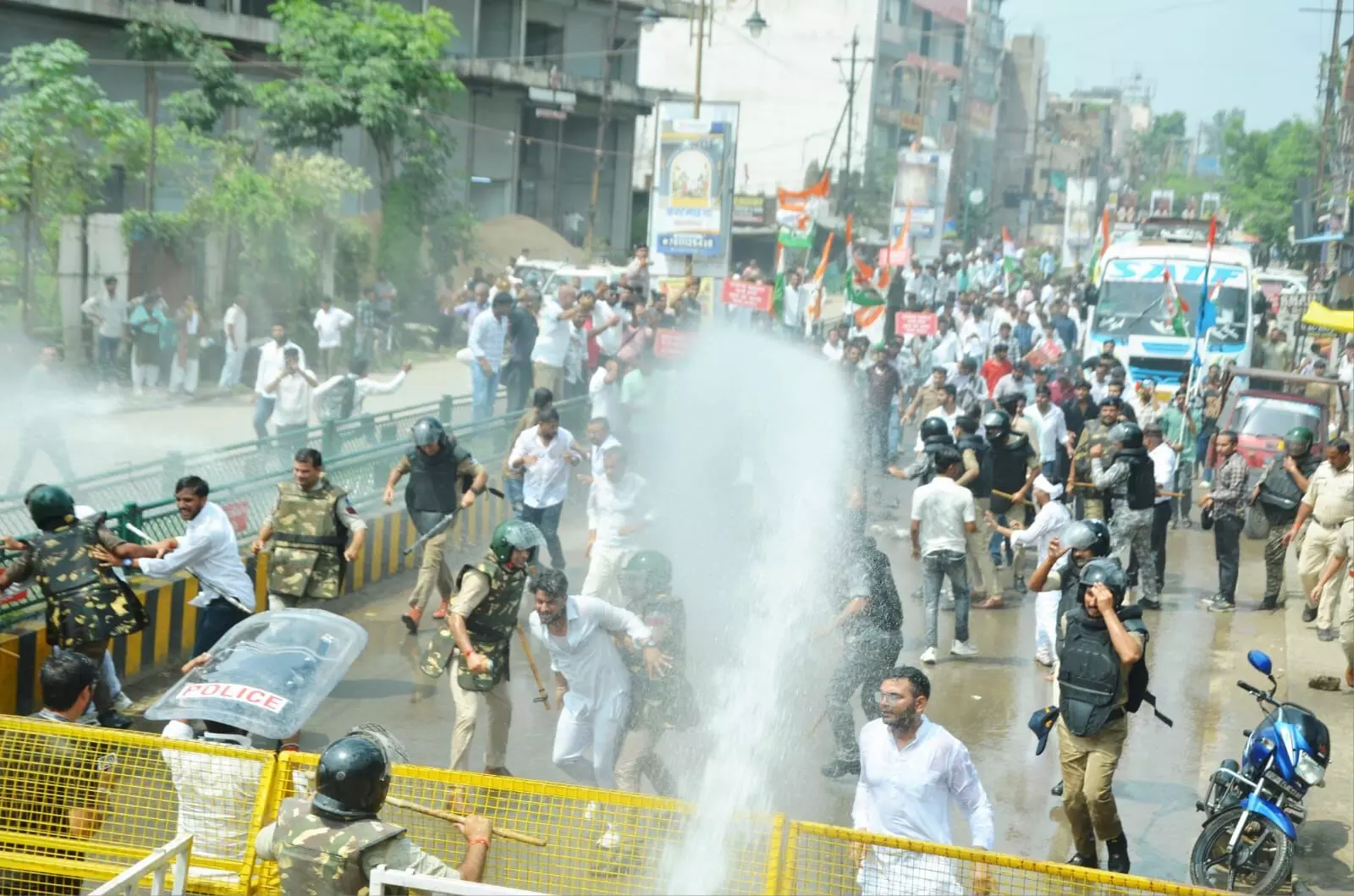 युवा कांग्रेस के कार्यकर्ताओं ने दी गिरफ्तारी, भीड़ को रोकने पुलिस ने किया वॉटर कैनन का उपयोग युवा कांग्रेस के कार्यकर्ताओं ने दी गिरफ्तारी, भीड़ को रोकने पुलिस ने किया वॉटर कैनन का उपयोग