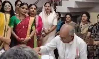 दिग्विजय सिंह के रीवा दौरे का वीडियो वायरल, राजनीतिक भोज को लेकर घिरे, जानें पूरा मामला दिग्विजय सिंह के रीवा दौरे का वीडियो वायरल, राजनीतिक भोज को लेकर घिरे, जानें पूरा मामला