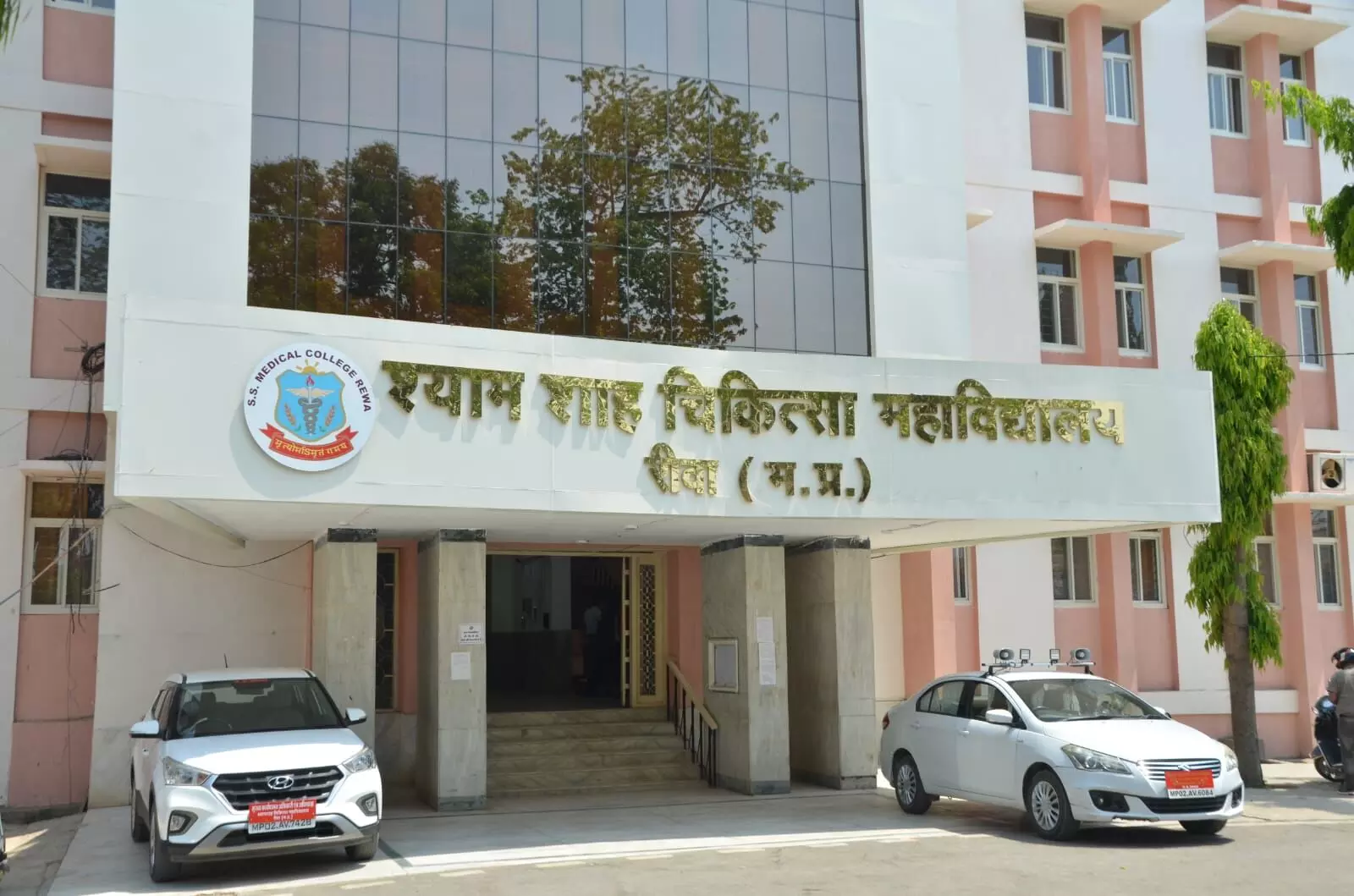 भोपाल में इंटर्न्स डॉक्टरों पर पुलिस कार्रवाई का रीवा में विरोध शुरू भोपाल में इंटर्न्स डॉक्टरों पर पुलिस कार्रवाई का रीवा में विरोध शुरू