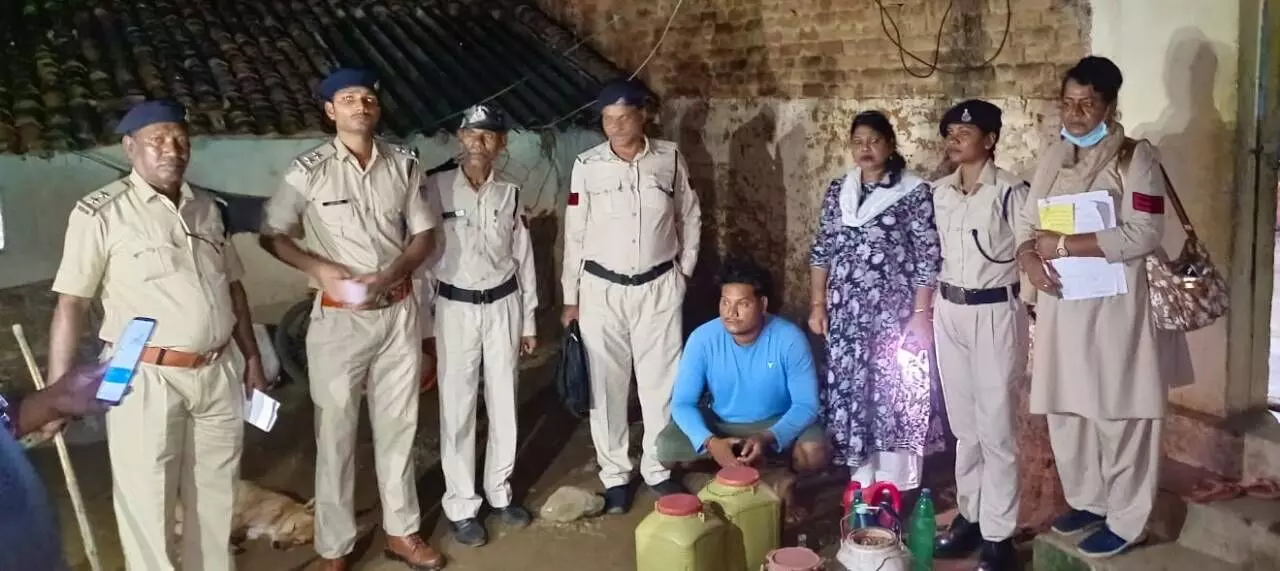 शहरों में ठेला व गांवों में कहीं भी मिल रही शराब