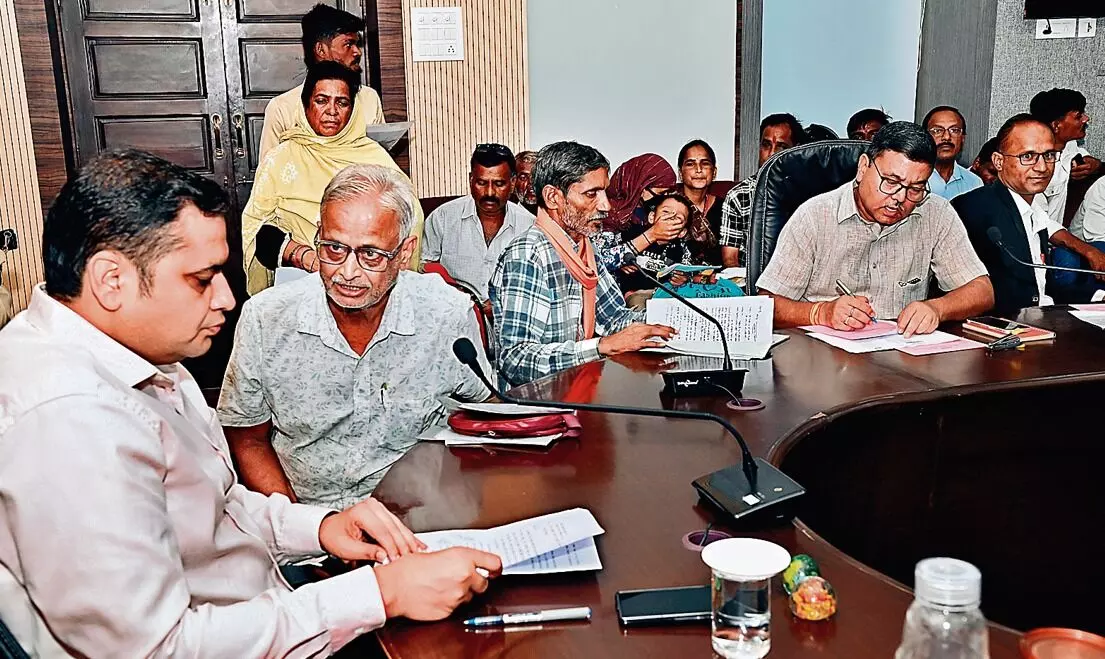 कलेक्टर की जनसुनवाई में पहुंचे 122 आवेदन