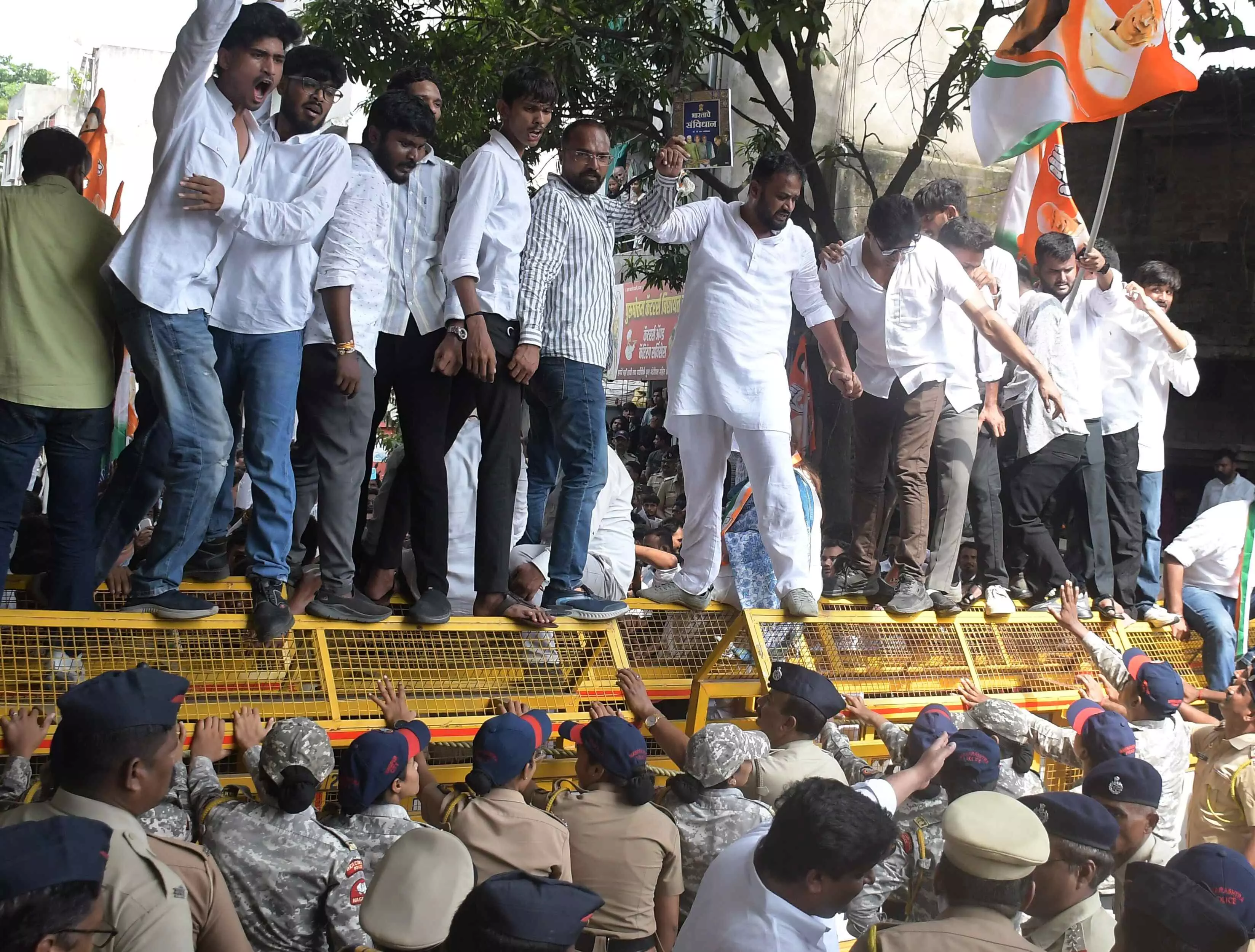 युवक कांग्रेस का मोर्चा, प्रदेश अध्यक्ष को चोट, हिरासत में कार्यकर्ता, नंदनवन थाने के सामने प्रदर्शन