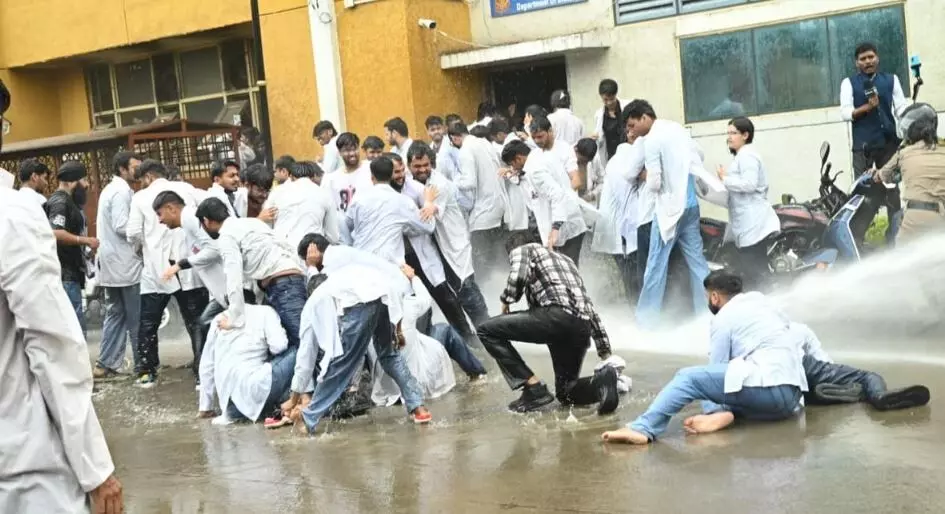 भोपाल में मेडिकल इंटर्न और छात्रों पर बल प्रयोग की जांच के आदेश, एक सप्ताह में देनी होगी रिपोर्ट