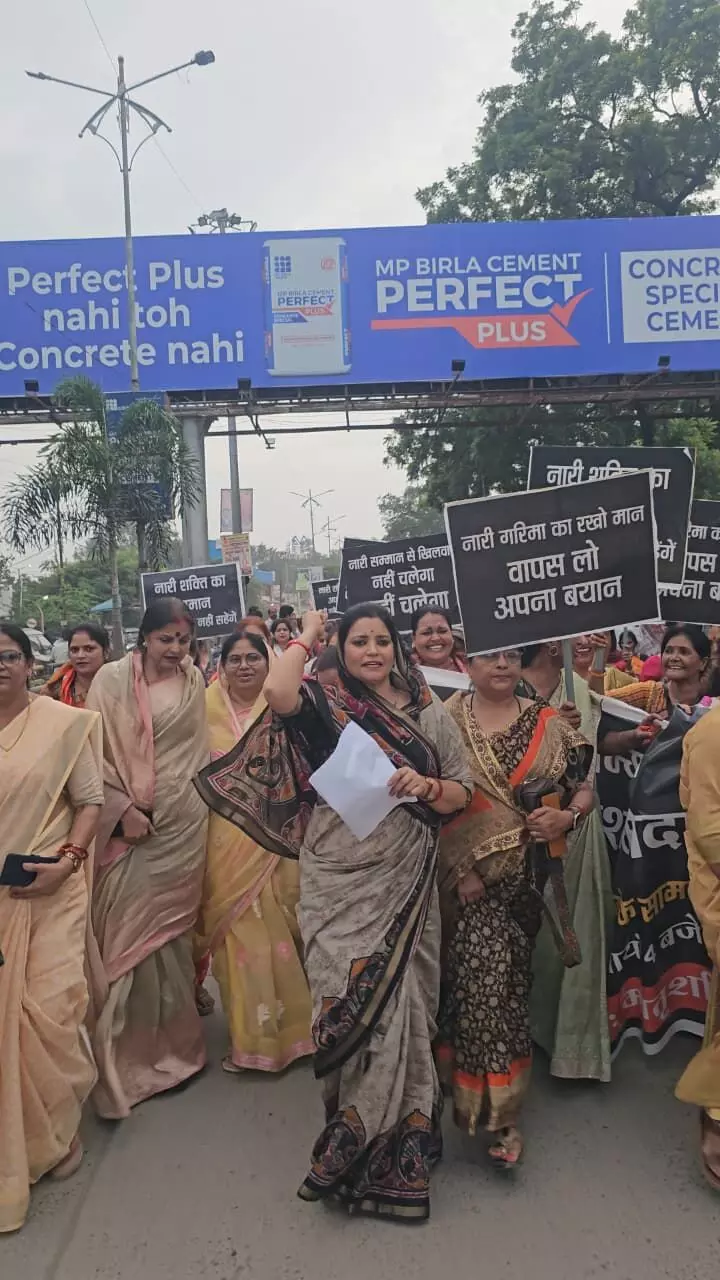 कलेक्ट्रेट से एसपी कार्यालय तक महिलाओं ने निकाला आक्रोशपूर्ण मार्च