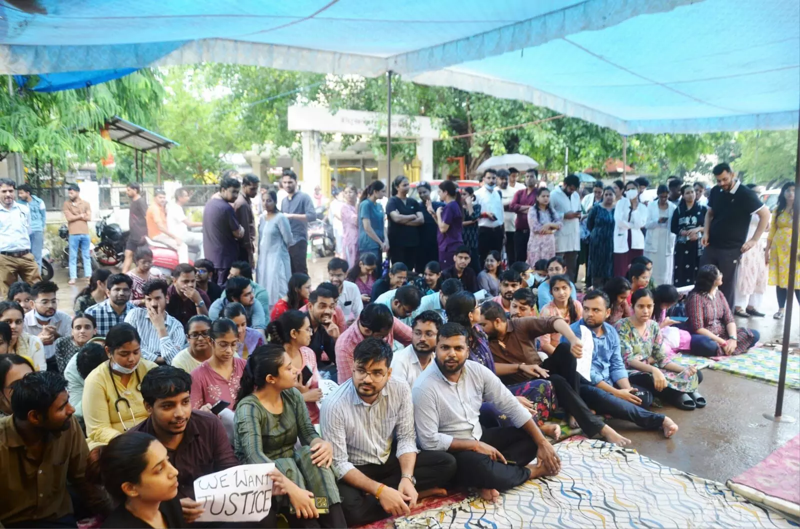 एसजीएमएच में रेजिडेंट डॉक्टर से मारपीट का आरोप, काम बंद कर मांगी सुरक्षा