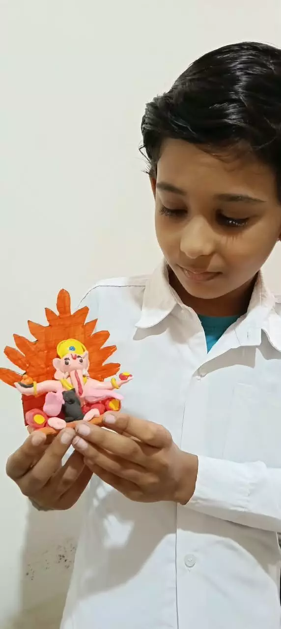 नौ साल के विवांश ने क्ले से गढ़े इको-फ्रेंडली गणपति