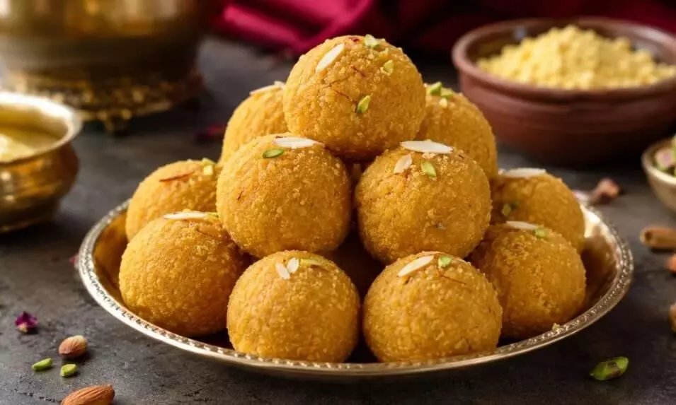 भगवान गणेश के लिए तैयार करें हलवाई स्टाइल बेसन के लड्डू, बनाना बेहद आसान भगवान गणेश के लिए तैयार करें हलवाई स्टाइल बेसन के लड्डू, बनाना बेहद आसान