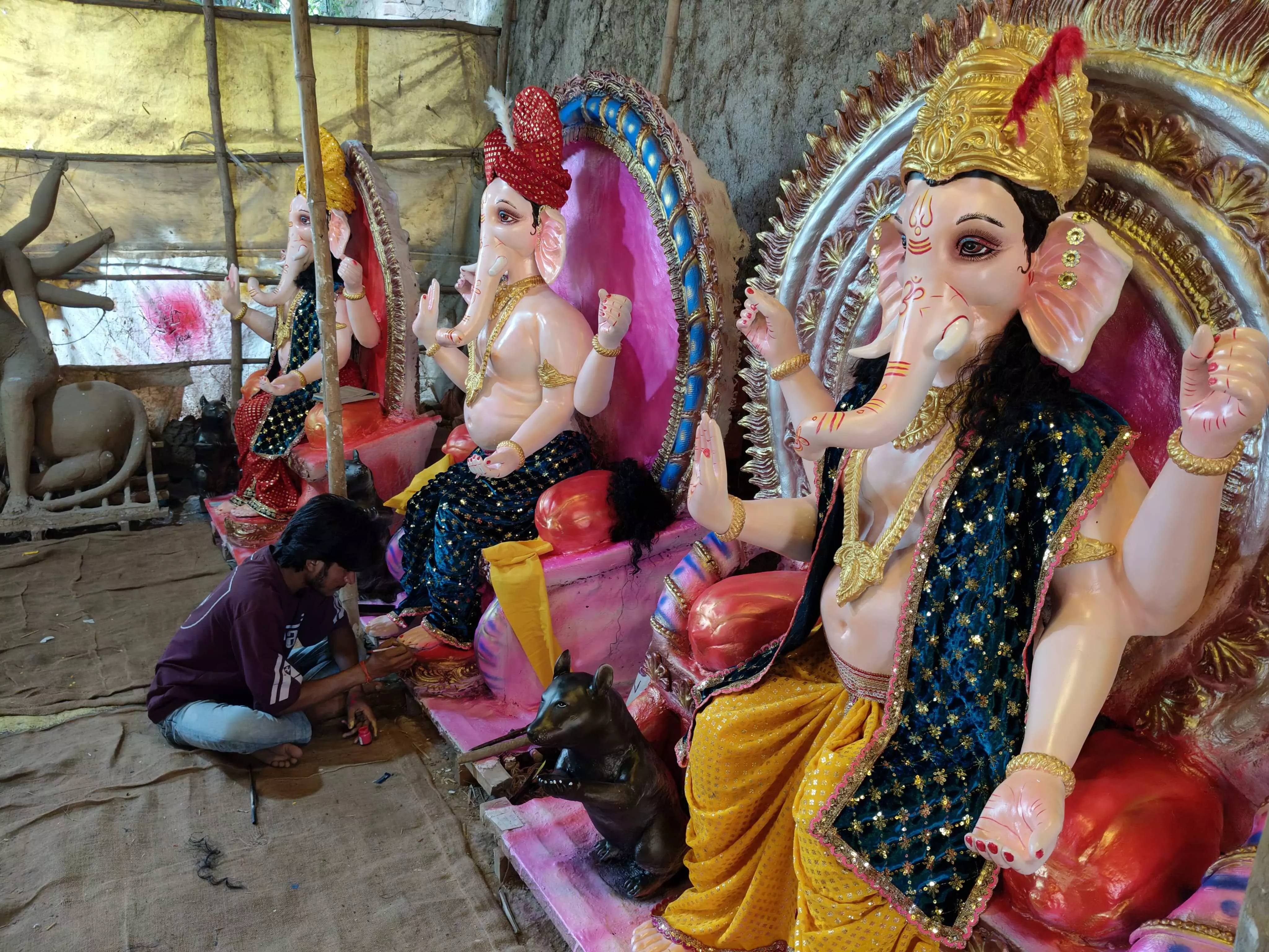 पवई में गणेशोत्सव की तैयारियां जोरों पर, मूर्तियों को अंतिम रूप देने में जुटे कलाकार