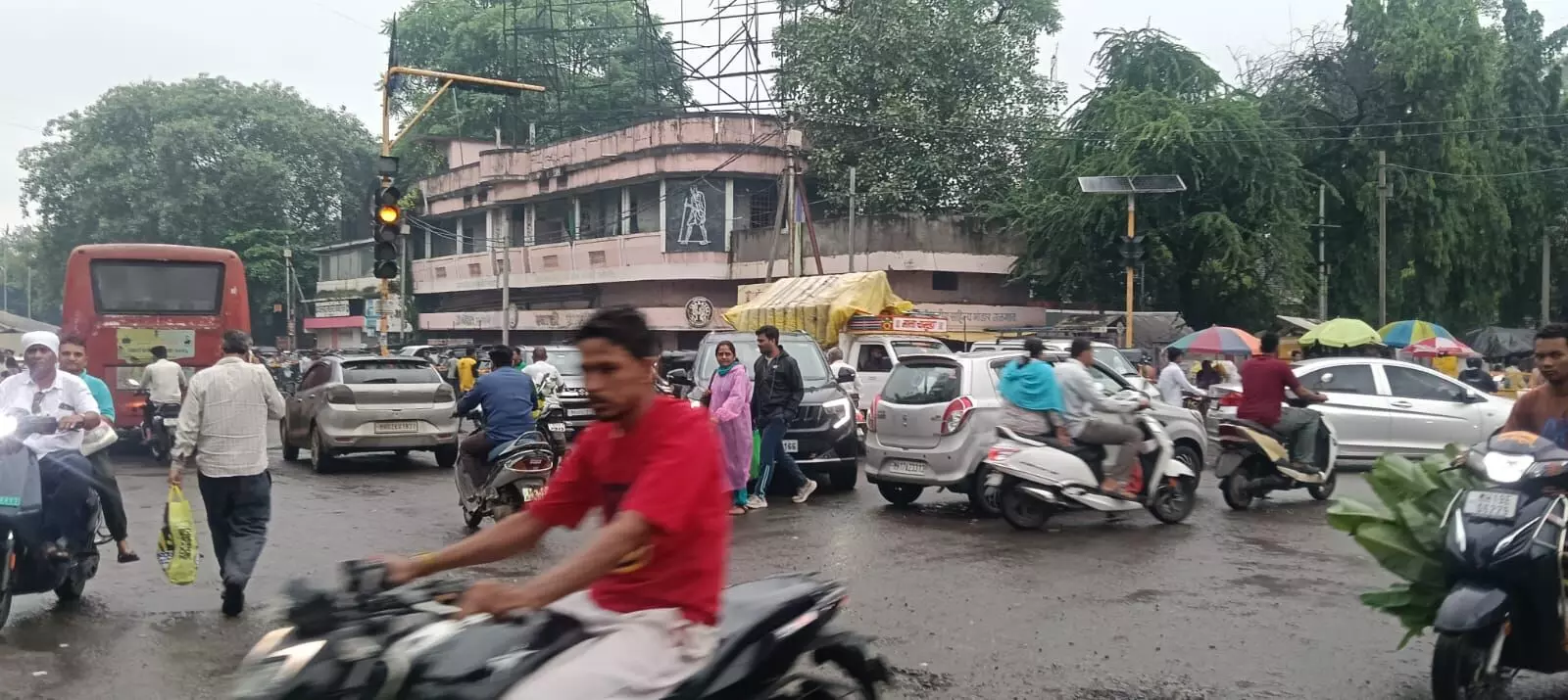 टावर चौक पर ट्रैफिक व्यवस्था ध्वस्त, सिग्नल तोड़ते रहे वाहन, पुलिस की मौजूदगी के बावजूद नियंत्रण नदारद टावर चौक पर ट्रैफिक व्यवस्था ध्वस्त, सिग्नल तोड़ते रहे वाहन, पुलिस की मौजूदगी के बावजूद नियंत्रण नदारद