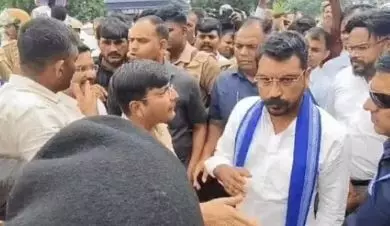 पीड़ित परिवार से मिलने से चंद्रशेखर आजाद को रोका, भीम आर्मी और समर्थकों की पुलिस से हुई झड़प पीड़ित परिवार से मिलने से चंद्रशेखर आजाद को रोका, भीम आर्मी और समर्थकों की पुलिस से हुई झड़प