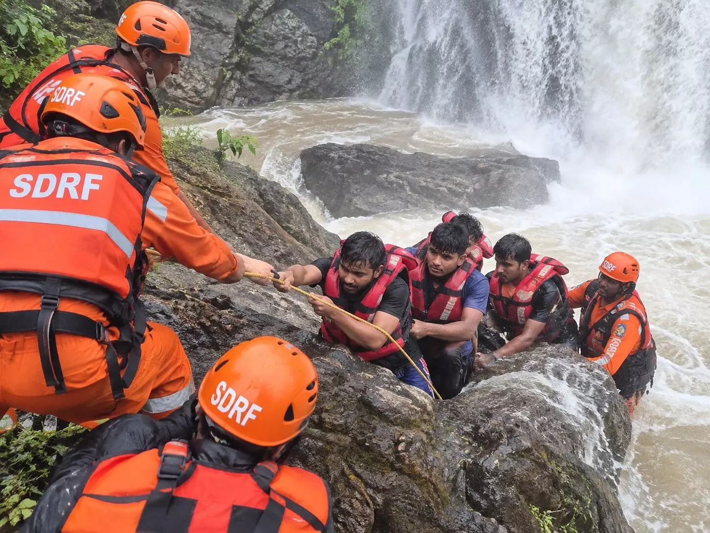 फोटो खिंचवाने चट्टानों तक पहुंचे और बढ़ गया जल स्तर, 150 फीट गहरी खाई में फंसे नागपुर के 4 युवक, डेढ़ घंटे के रेस्क्यू में SDRF ने बचाई जान फोटो खिंचवाने चट्टानों तक पहुंचे और बढ़ गया जल स्तर, 150 फीट गहरी खाई में फंसे नागपुर के 4 युवक, डेढ़ घंटे के रेस्क्यू में SDRF ने बचाई जान