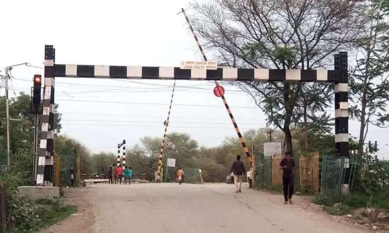 रेलवे फाटक की सुरक्षा व्यवस्था बदली, गेट खोलने से पहले ट्रैक पर लगानी होगी लाल झंडी रेलवे फाटक की सुरक्षा व्यवस्था बदली, गेट खोलने से पहले ट्रैक पर लगानी होगी लाल झंडी