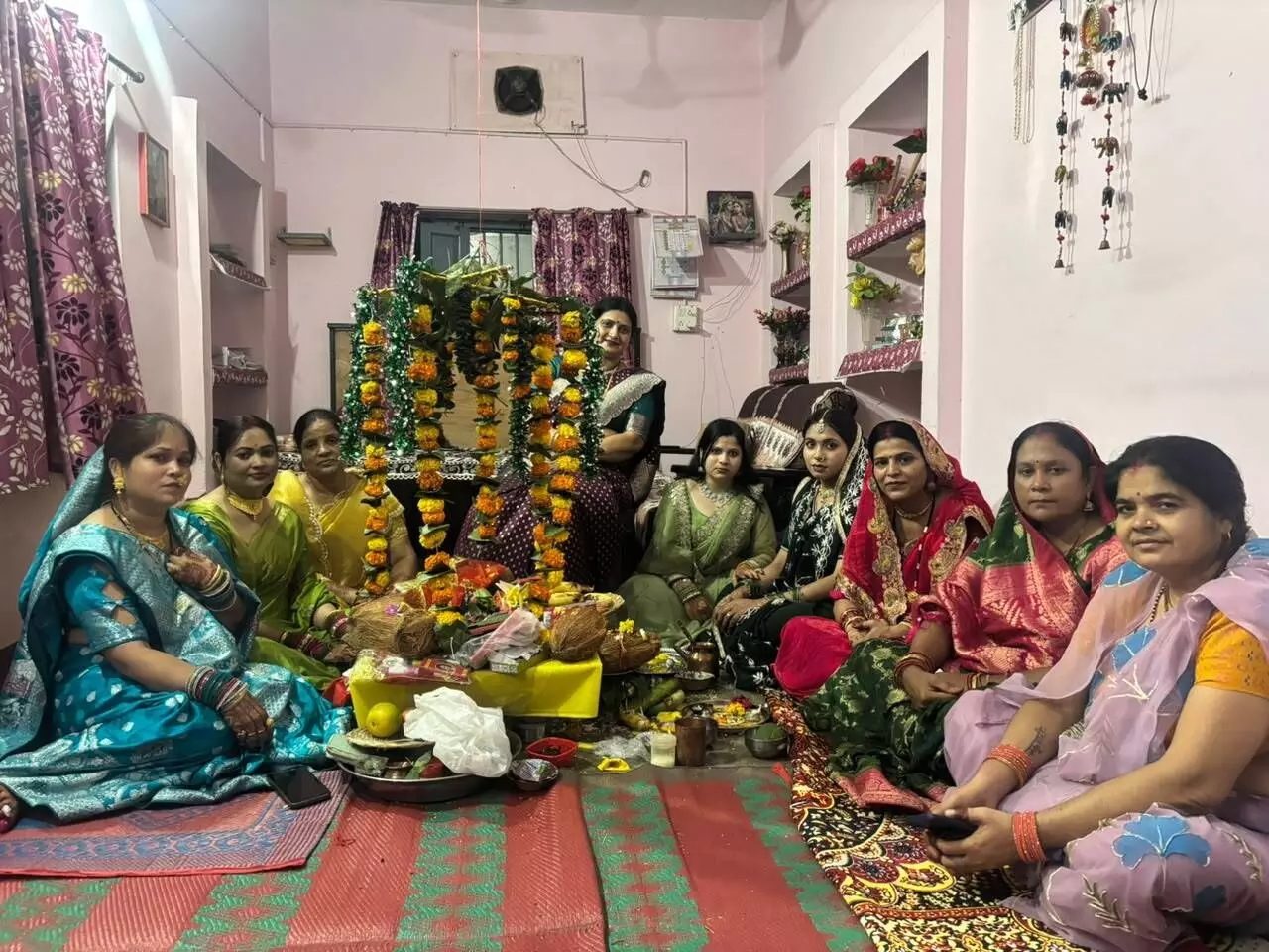 24 घण्टे तक अन्न जल त्यागने के बाद आज सुबह सुहागिनों ने तोड़ा उपवास 24 घण्टे तक अन्न जल त्यागने के बाद आज सुबह सुहागिनों ने तोड़ा उपवास