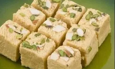 बप्पा के भोग के लिए बनाना है कुछ खास और आसान? घर पर ट्राई करें ये सोनपापड़ी की शानदार रेसिपी