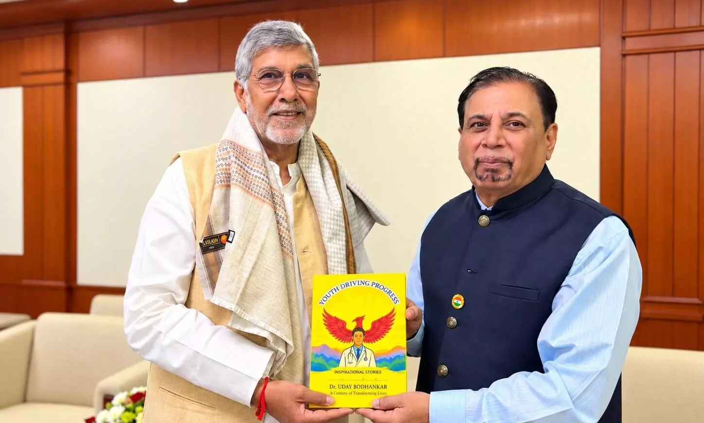 कैलाश सत्यार्थी ने डेथ- डिफाइंग डॉक्टर- इंस्पिरेशनल स्टोरी का किया विमोचन, डॉ. उदय बोधनकर की मानवीय सेवा प्रेरणादायी चित्रण कैलाश सत्यार्थी ने डेथ- डिफाइंग डॉक्टर- इंस्पिरेशनल स्टोरी का किया विमोचन, डॉ. उदय बोधनकर की मानवीय सेवा प्रेरणादायी चित्रण