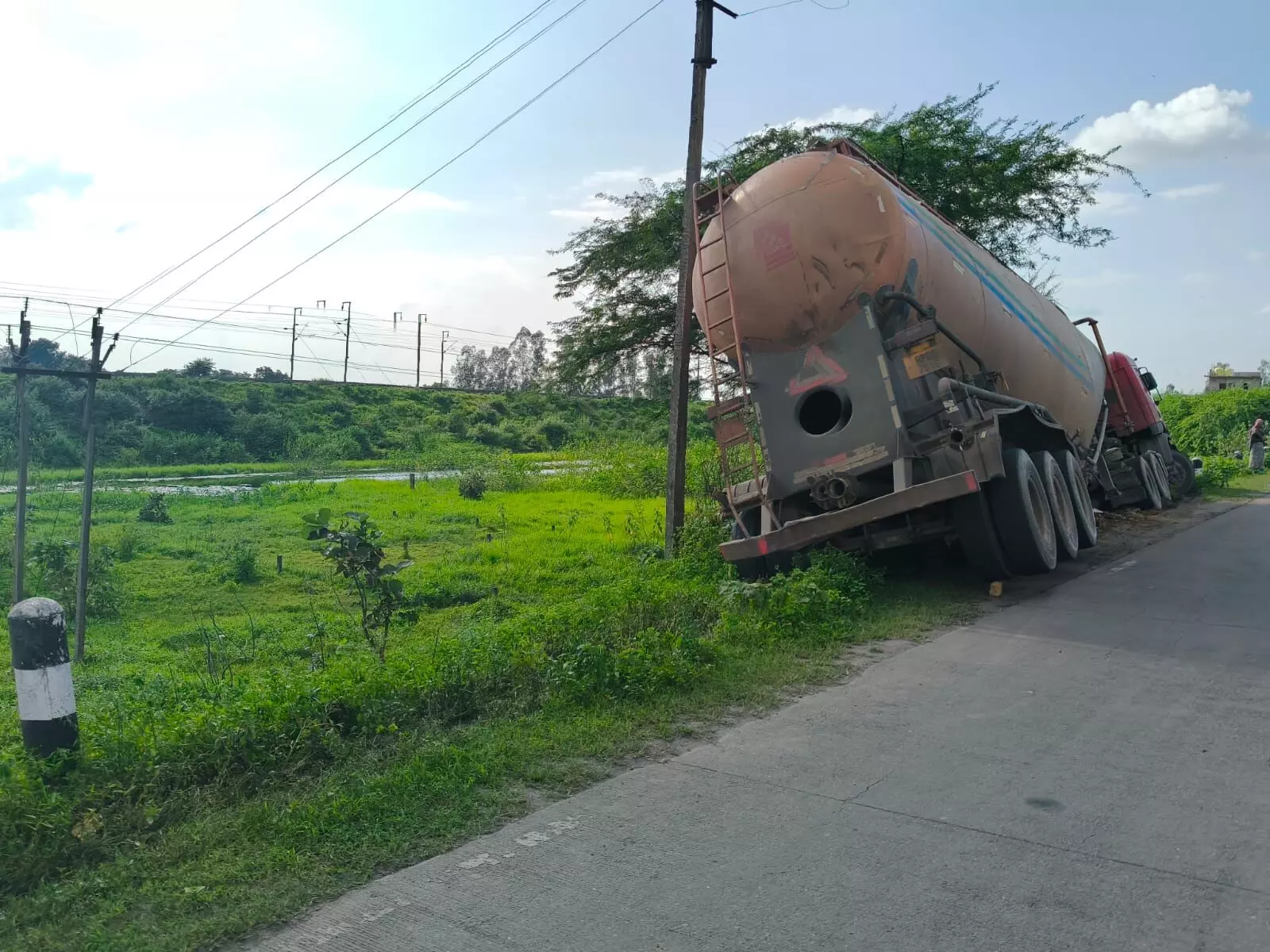 अमलाई मुख्य मार्ग पर सड़क किनारे घुसा भारी वाहन अमलाई मुख्य मार्ग पर सड़क किनारे घुसा भारी वाहन