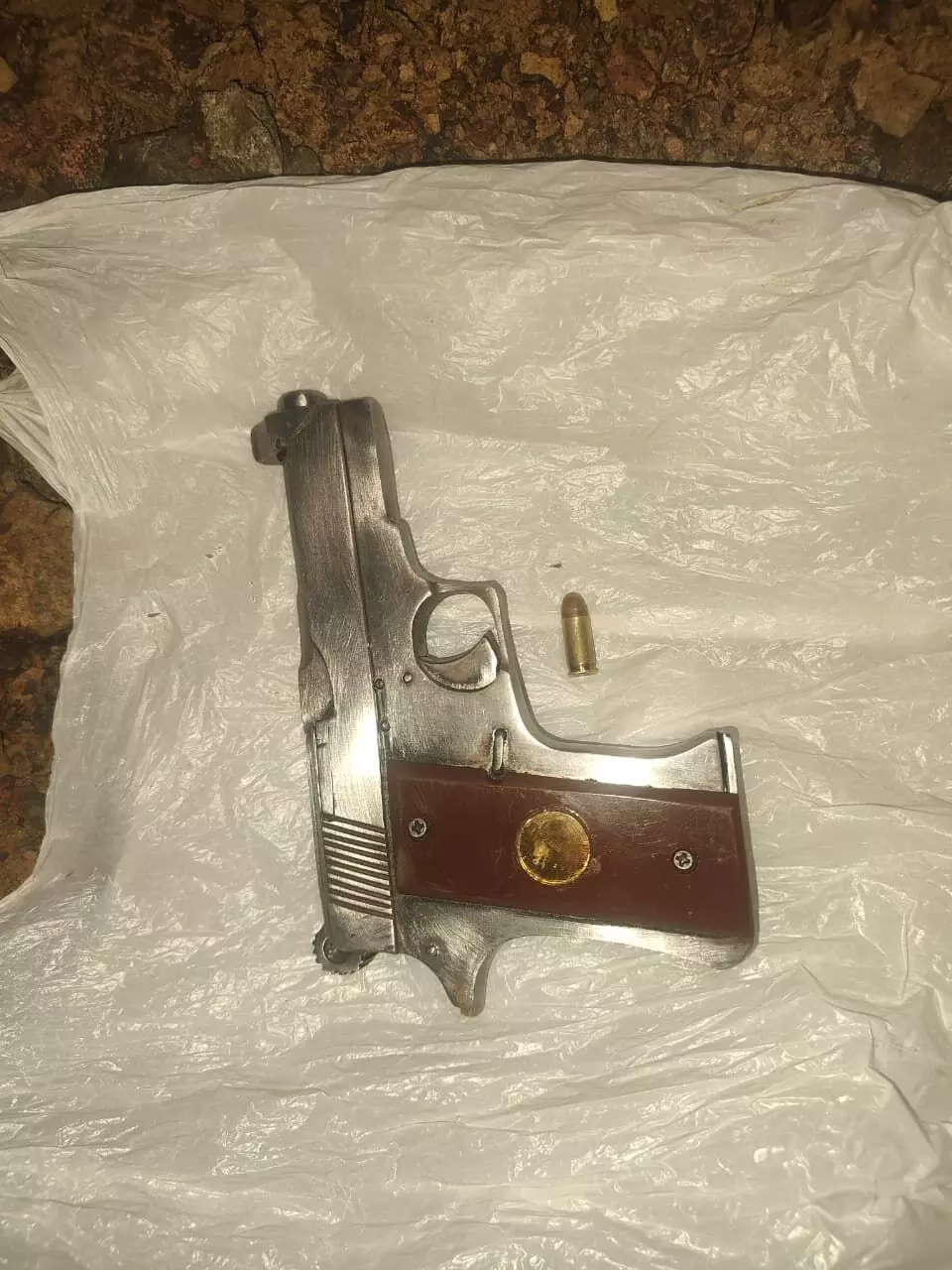 माढोताल पुलिस ने हथियार से हवाई फायर करने के वायरल वीडियो के 2 आरोपियों के बाद हथियार देने वाले भी किया गिरफ्तार माढोताल पुलिस ने हथियार से हवाई फायर करने के वायरल वीडियो के 2 आरोपियों के बाद हथियार देने वाले भी किया गिरफ्तार
