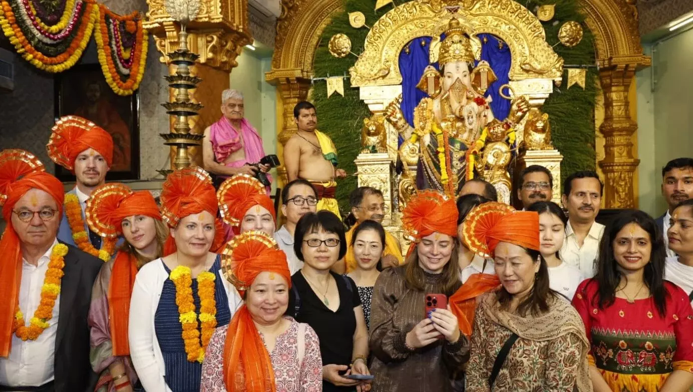 गणेशोत्सव देखने पहुंचे विभिन्न देशों के वाणिज्य दूत, विश्वभर में पहुंचेगी महाराष्ट्र की संस्कृति - देसाई