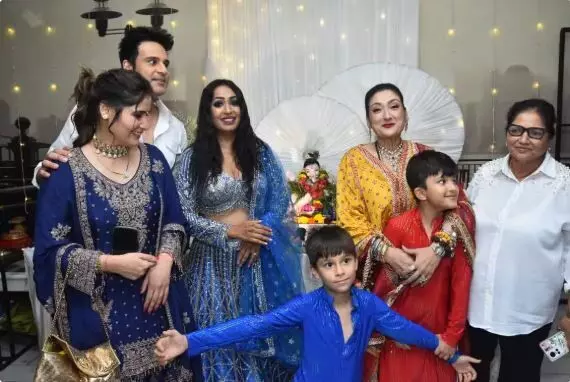 पहली बार गणपति बप्पा के दर्शन करने कृष्णा अभिषेक के घर पहुंचीं मामी सुनीता आहूजा, एक्टर बोले- बप्पा के आशीर्वाद से...