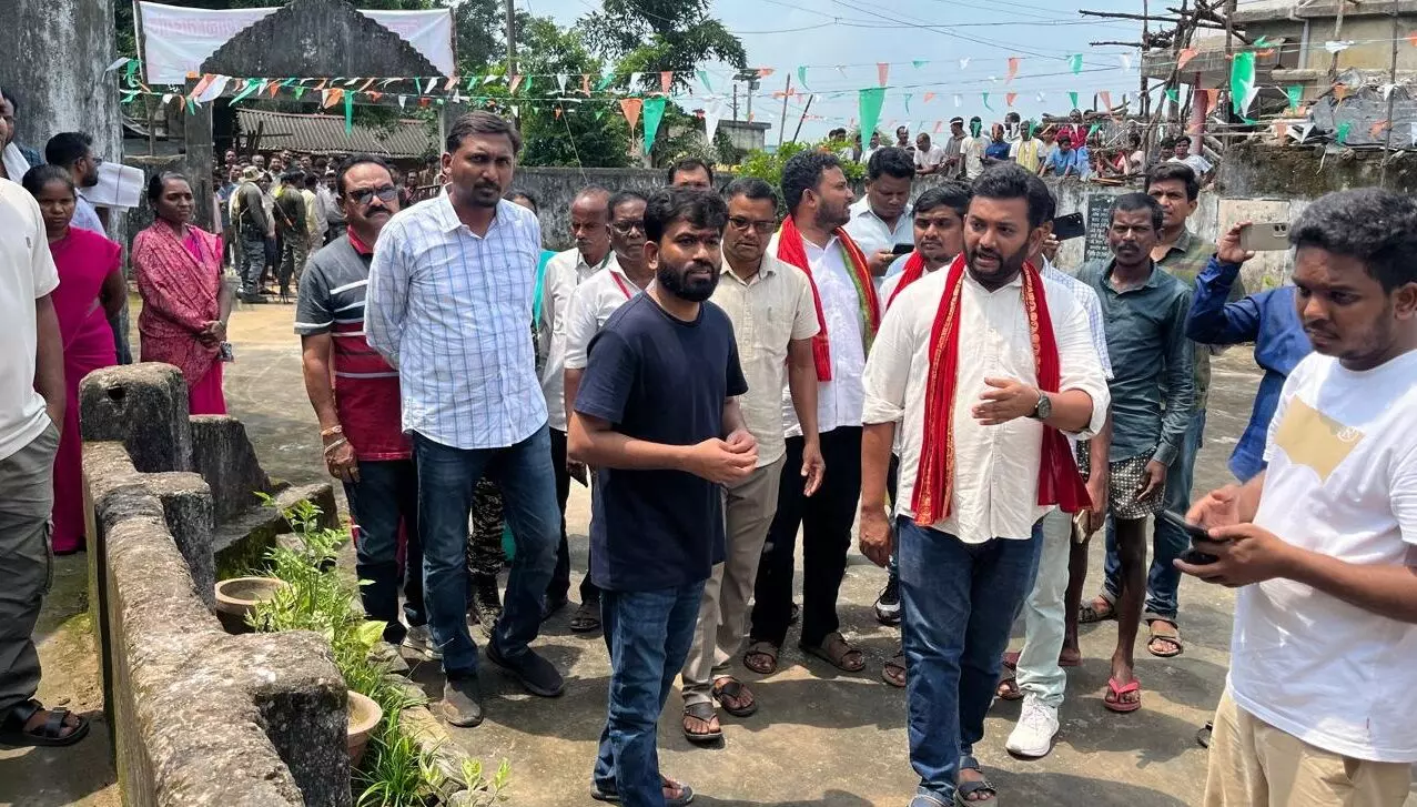 न पानी, न बिजली : गडचिरोली के भामरागढ़ में जर्जर इमारत में पढ़ रहे बच्चे न पानी, न बिजली : गडचिरोली के भामरागढ़ में जर्जर इमारत में पढ़ रहे बच्चे