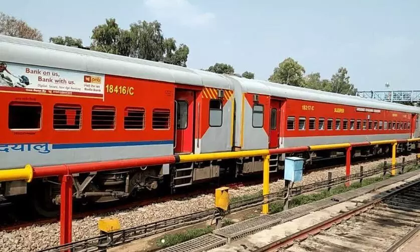 त्योहारों पर रेलवे का बड़ा तोहफा, प्रयागराज से चलेंगी 3 स्पेशल ट्रेनें, दक्षिण भारत के लिए भी सीधी ट्रेन त्योहारों पर रेलवे का बड़ा तोहफा, प्रयागराज से चलेंगी 3 स्पेशल ट्रेनें, दक्षिण भारत के लिए भी सीधी ट्रेन