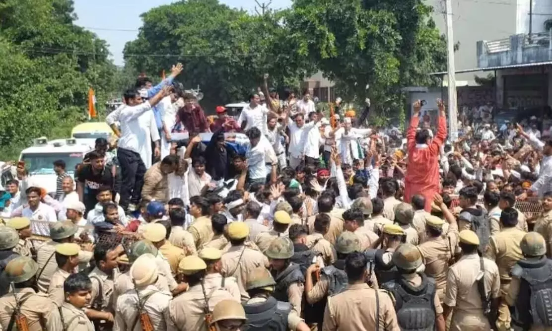 ट्रैक्टर लेकर निकले प्रदर्शनकारी, UGC कानून के खिलाफ आगरा में जोरदार प्रदर्शन ट्रैक्टर लेकर निकले प्रदर्शनकारी, UGC कानून के खिलाफ आगरा में जोरदार प्रदर्शन