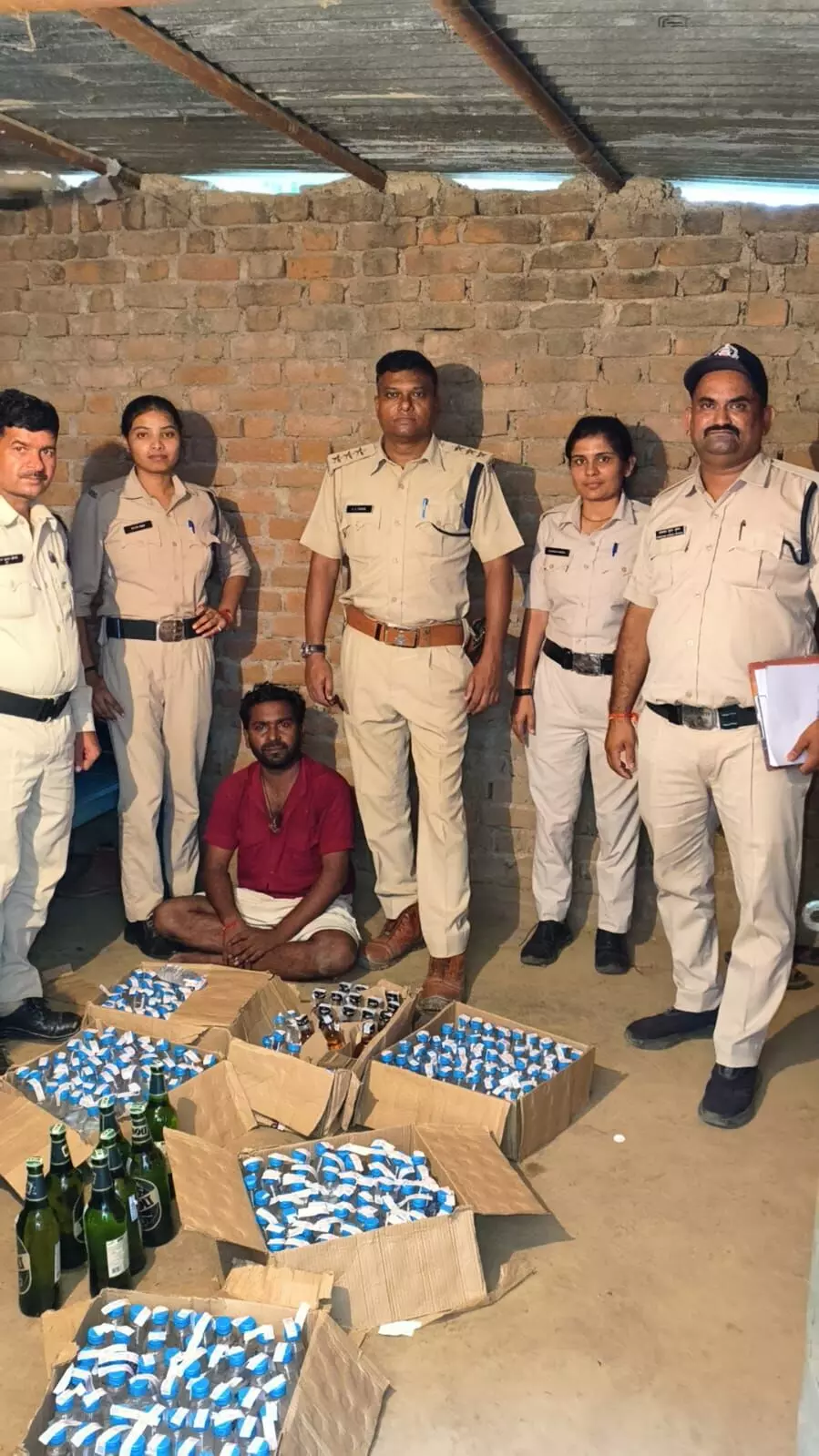 23 हजार से अधिक कीमत की अवैध मदिरा बरामद 23 हजार से अधिक कीमत की अवैध मदिरा बरामद