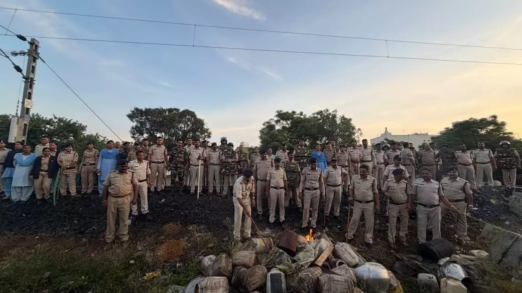‘गंज’ इलाके में 6 थानों की पुलिस का धावा, जमीन में छिपाया गया 5000 किलो महुआ लाहन किया नष्ट, धधकती मिलीं 2 भट्टियां ‘गंज’ इलाके में 6 थानों की पुलिस का धावा, जमीन में छिपाया गया 5000 किलो महुआ लाहन किया नष्ट, धधकती मिलीं 2 भट्टियां