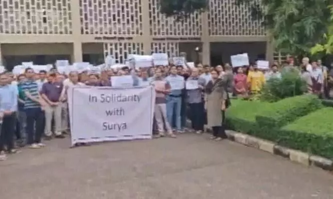 स्टूडेंट्स के बाद अब फैकल्टी ने किया विरोध प्रदर्शन, आरोपी प्रोफेसर के समर्थन में उतरे शिक्षक