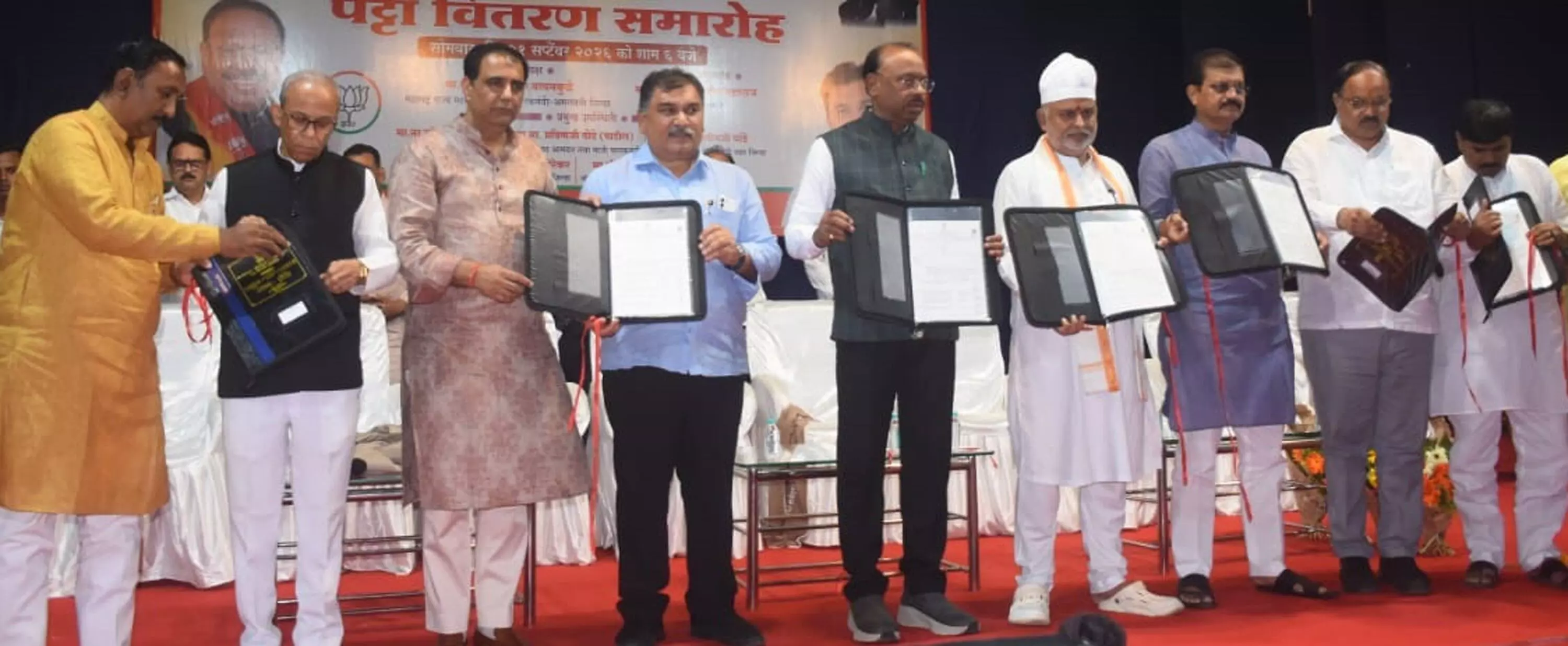 बावनकुले बोले- एक पीढ़ी ने सपना देखा, दूसरी ने पूरा किया, दो माह में 1,500 परिवारों को पीआर कार्ड बावनकुले बोले- एक पीढ़ी ने सपना देखा, दूसरी ने पूरा किया, दो माह में 1,500 परिवारों को पीआर कार्ड