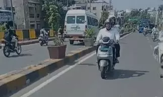 नो कार डे पर कलेक्टर और अपर कलेक्टर ई-व्हीकल पर आए नजर, वीडियो वायरल नो कार डे पर कलेक्टर और अपर कलेक्टर ई-व्हीकल पर आए नजर, वीडियो वायरल