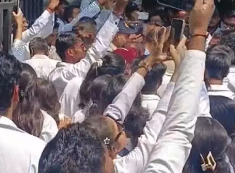 आयुष इंटर्न्स ने स्टाइपेंड बढ़ाने को लेकर भोपाल कलेक्ट्रेट का किया घेराव, एमबीबीएस इंटर्न्स के बाद अयुष डॉक्टरों का विरोध तेज आयुष इंटर्न्स ने स्टाइपेंड बढ़ाने को लेकर भोपाल कलेक्ट्रेट का किया घेराव, एमबीबीएस इंटर्न्स के बाद अयुष डॉक्टरों का विरोध तेज