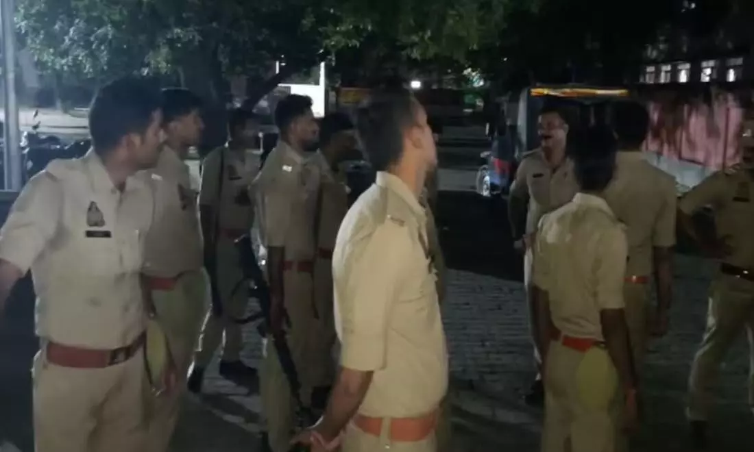 आजमगढ़ में 3 हत्याओं के बाद घर में बंद हुआ आरोपी, 3 बच्चों के अंदर होने की खबर, गांव में अधिकारियों समेत भारी संख्या में पुलिस बल तैनात