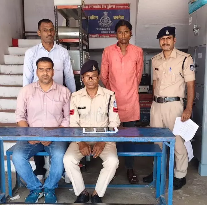 रेलवे स्टेशन में चोरी के 3 मोबाइल के साथ आरोपी गिरफ्तार रेलवे स्टेशन में चोरी के 3 मोबाइल के साथ आरोपी गिरफ्तार