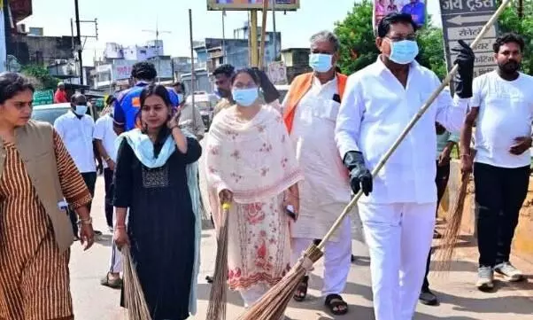 मंत्री दयाल दास बघेल ने झाड़ू थामकर दिया स्वच्छता का संदेश, बेमेतरा में सेवा संकल्प अभियान के तहत चला जिला स्तरीय स्वच्छता अभियान