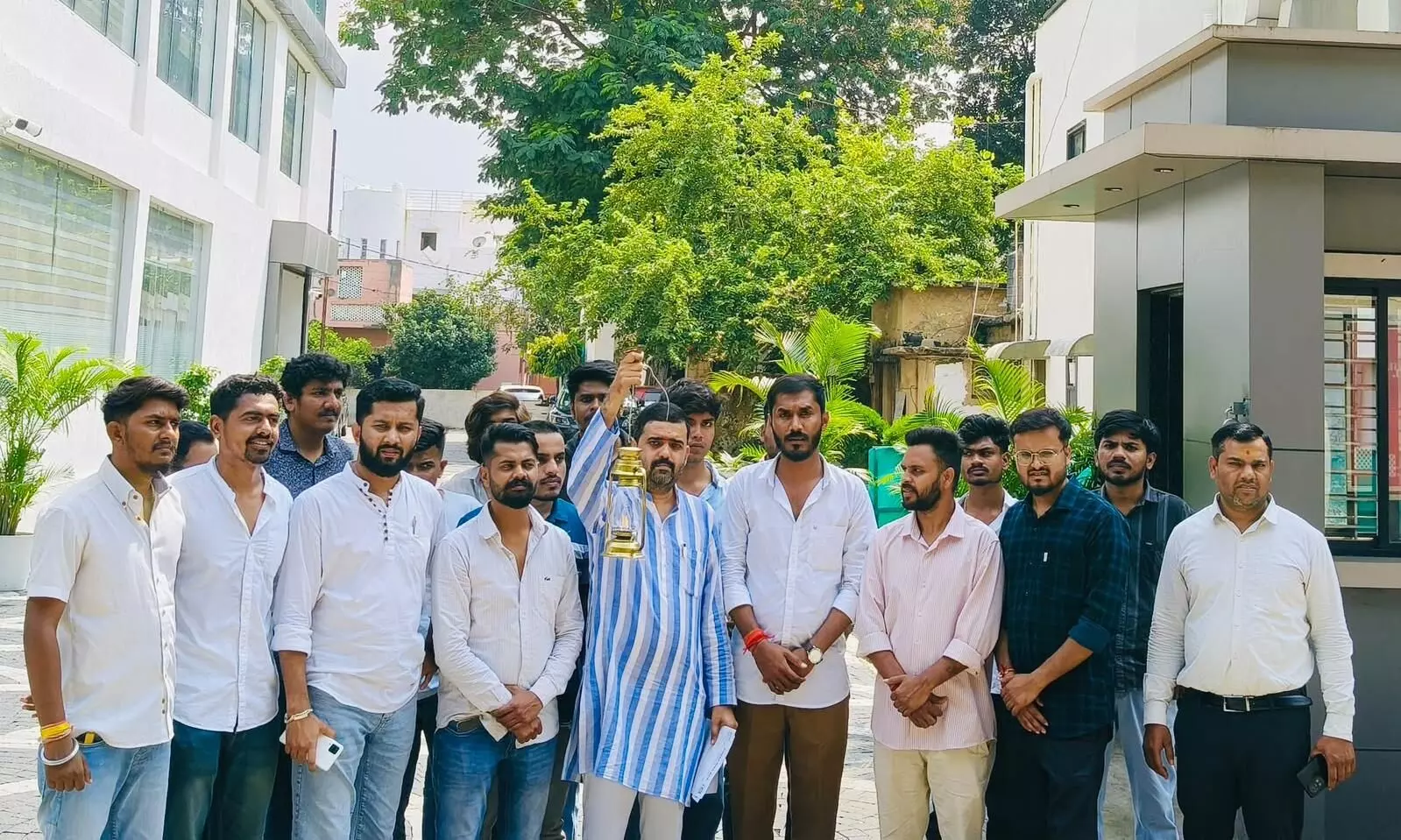 MP में बिजली कटौती पर कांग्रेस का हल्लाबोल, लालटेन लेकर पावर कंपनी के दफ्तर पहुंचे नेता