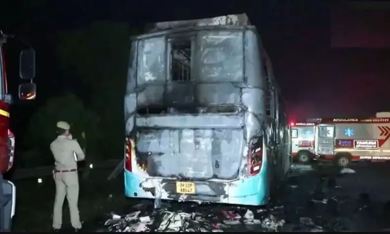 नोएडा में यमुना एक्सप्रेस-वे पर बड़ा हादसा, AC बस में लगी भीषण आग, 9 लोगों की मौत नोएडा में यमुना एक्सप्रेस-वे पर बड़ा हादसा, AC बस में लगी भीषण आग, 9 लोगों की मौत