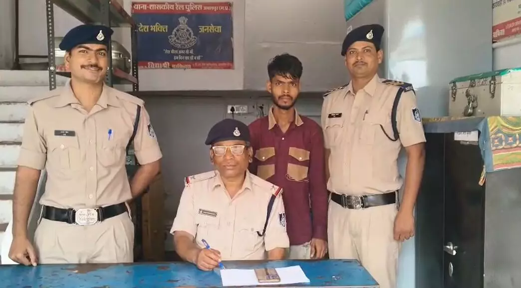 ट्रेन के जनरल कोच में भीड़ का उठाया फायदा, चुरा लिया मोबाइल