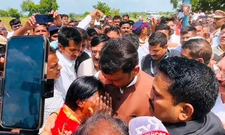 सूखे की मार से जूझ रहे किसानों के खेतों में पहुंचे फडणवीस, मुआवजे का भरोसा, बुलढाणा में कांग्रेस ने मांगा तत्काल सूखा घोषित करने की मांग