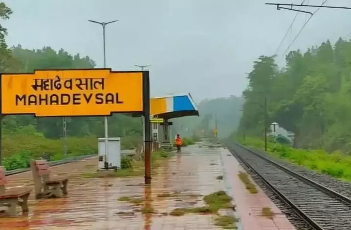 झारखंड का ऐसा अनोखा रेलवे स्टेशन, जहां बिना टिकट भी कर सकते हैं यात्रा, जानें क्या है पूरी कहानी झारखंड का ऐसा अनोखा रेलवे स्टेशन, जहां बिना टिकट भी कर सकते हैं यात्रा, जानें क्या है पूरी कहानी