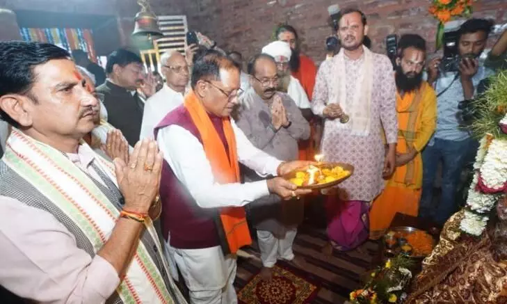मुख्यमंत्री विष्णु देव साय ने मदकूद्वीप के प्राचीन मंदिरों में की पूजा-अर्चना, कन्या पूजन कर कन्या भोज में हुए शामिल