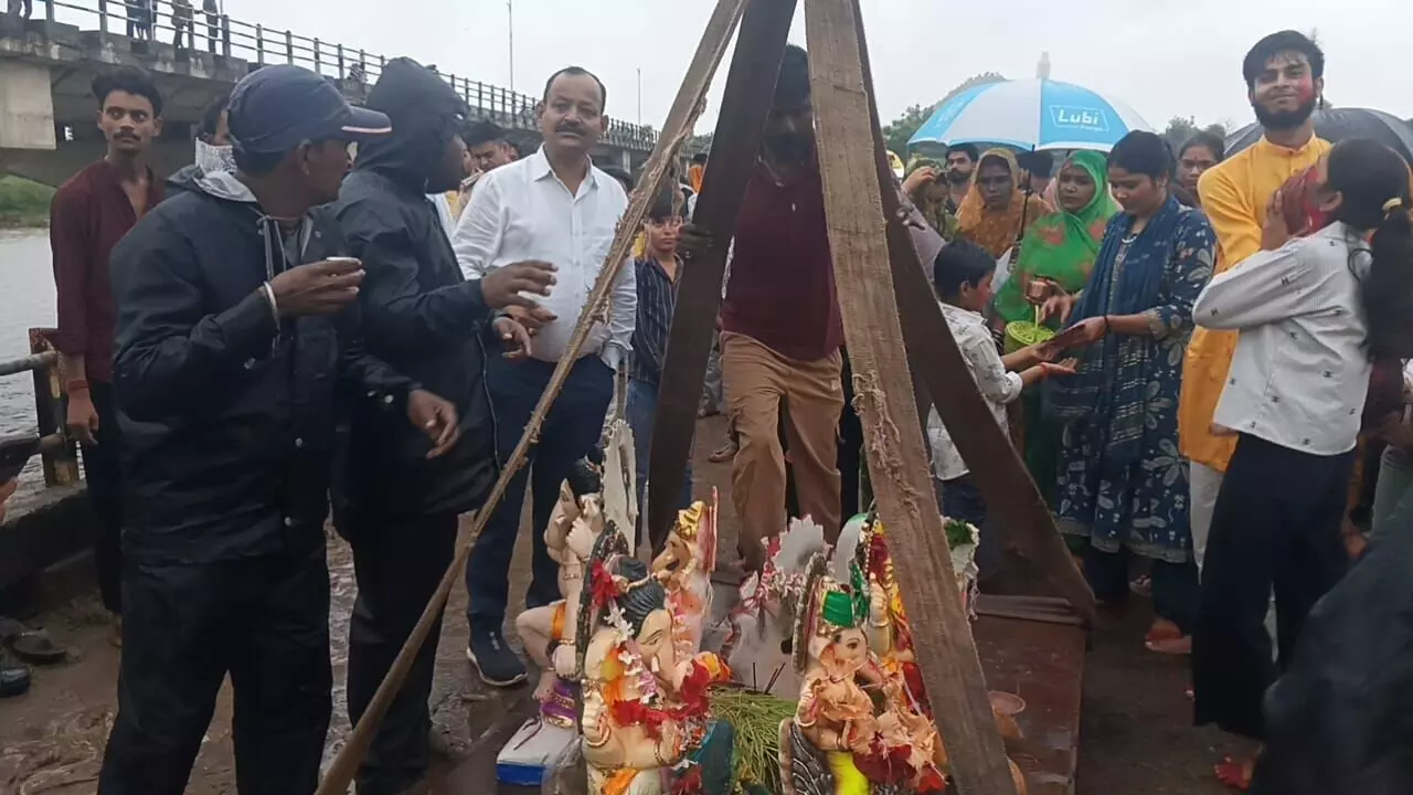 दस दिन की भक्ति के बाद नम हुईं आंखें, बप्पा को दी विदाई दस दिन की भक्ति के बाद नम हुईं आंखें, बप्पा को दी विदाई