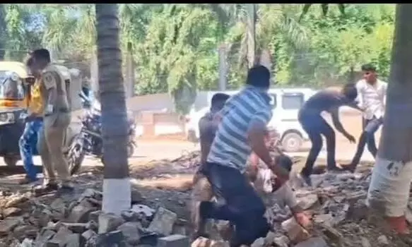 पुलिस थाने के प्रवेश द्वार पर दो गुट भिड़े, जमकर मारपीट के बाद पथराव से इलाके में तनाव का माहौल पुलिस थाने के प्रवेश द्वार पर दो गुट भिड़े, जमकर मारपीट के बाद पथराव से इलाके में तनाव का माहौल