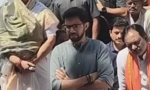 बेहाल किसानों के बीच पहुंचे आदित्य ठाकरे, फसल का निरीक्षण कर सरकार पर साधा निशाना, मिरखेल में किसान ने लगाई फांसी बेहाल किसानों के बीच पहुंचे आदित्य ठाकरे, फसल का निरीक्षण कर सरकार पर साधा निशाना, मिरखेल में किसान ने लगाई फांसी