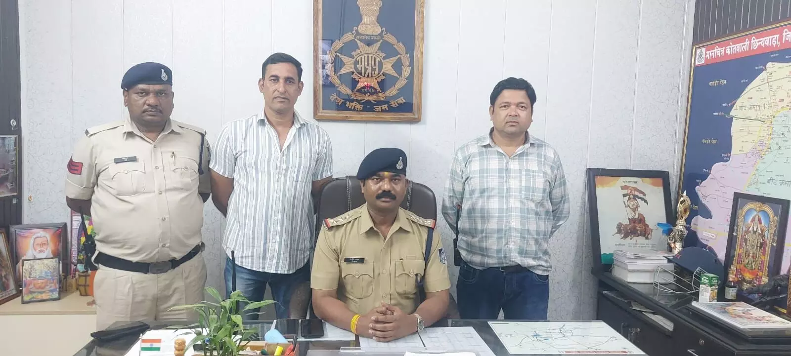 स्कूल ग्राउंड में ड्रग्स, पुलिस ने घेराबंदी कर दो तस्करों को दबोचा स्कूल ग्राउंड में ड्रग्स, पुलिस ने घेराबंदी कर दो तस्करों को दबोचा