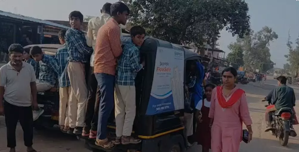 ओवरलोड ऑटो में जान जोखिम में डाल रहे स्कूली बच्चे ओवरलोड ऑटो में जान जोखिम में डाल रहे स्कूली बच्चे