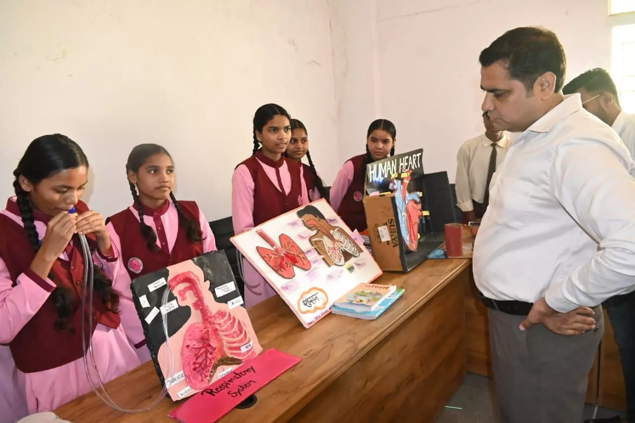 कलेक्टर ने एकलव्य आदर्श आवासीय विद्यालय का किया औचक निरीक्षण कलेक्टर ने एकलव्य आदर्श आवासीय विद्यालय का किया औचक निरीक्षण