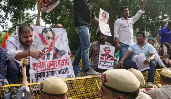 कांग्रेस ने सीईसी ज्ञानेश के खिलाफ किया प्रदर्शन, इस्तीफे के साथ देशद्रोह लगाने की मांग