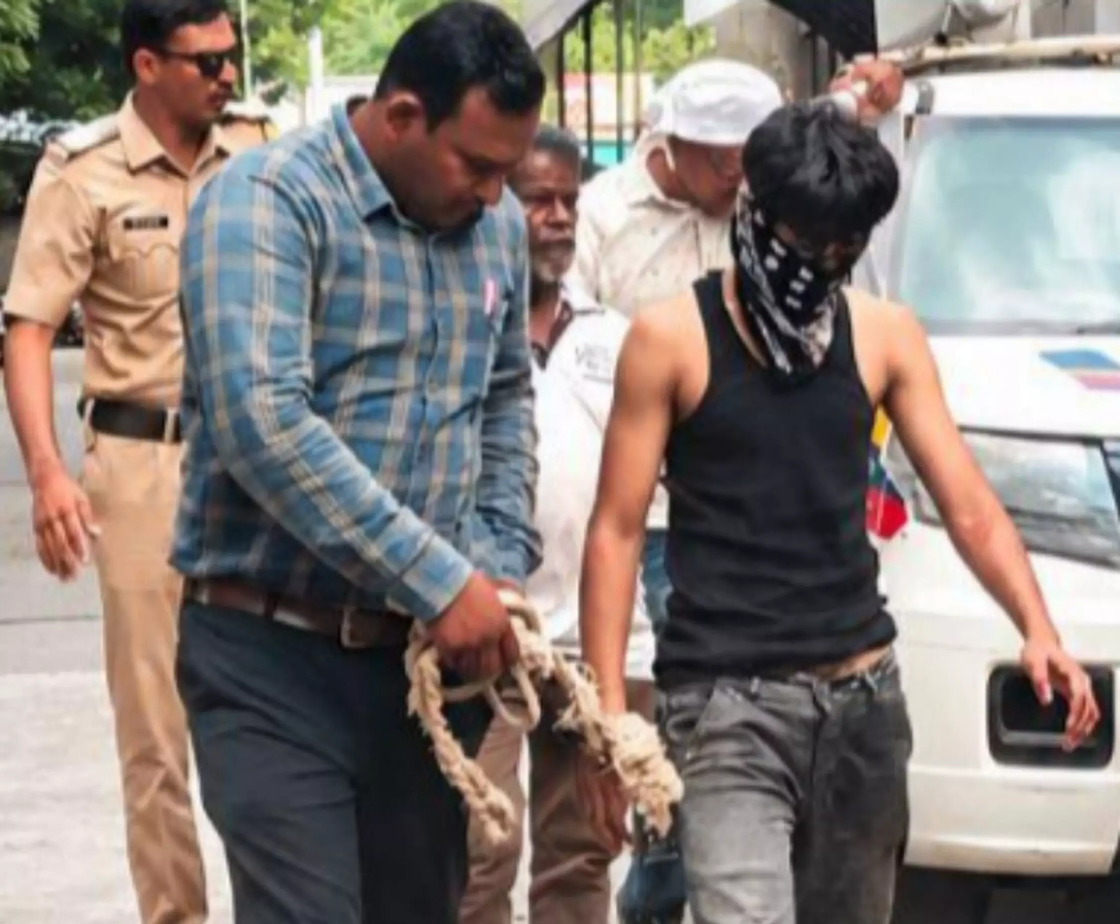 प्रैक्टिकल के बीच छात्रा पर चाकू से हमला, विद्यार्थियों ने आरोपी को पकड़कर धुना प्रैक्टिकल के बीच छात्रा पर चाकू से हमला, विद्यार्थियों ने आरोपी को पकड़कर धुना